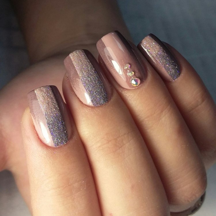 Маникюр нюд с блестками