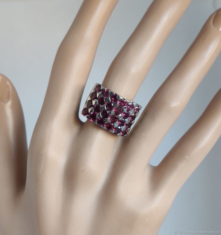 Кольцо с Гранатовое россыпью золото