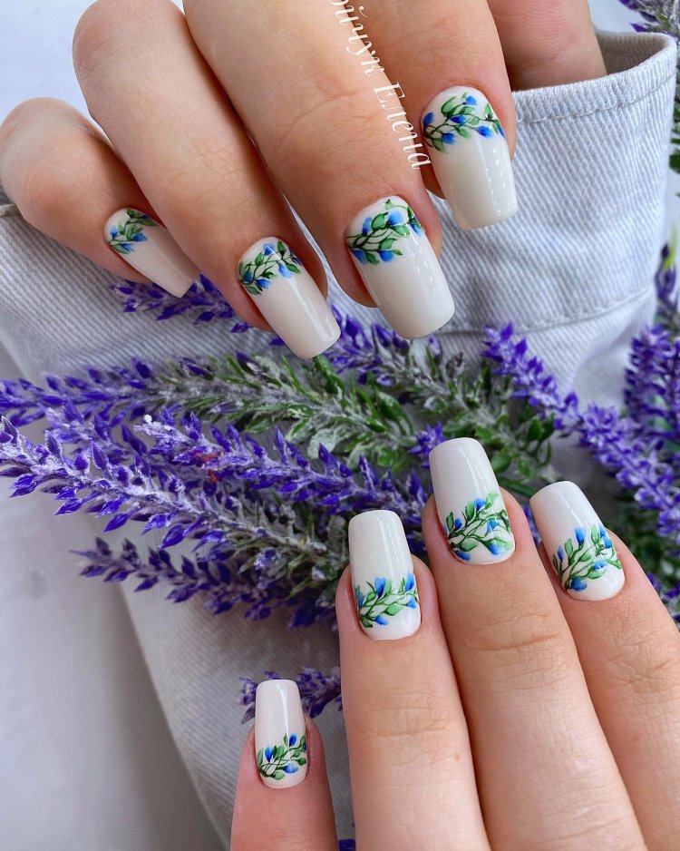 Маникюр летом с веточками