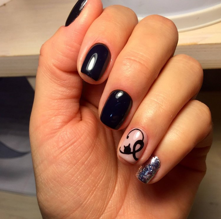 Манікюр на короткі нігті з кішками