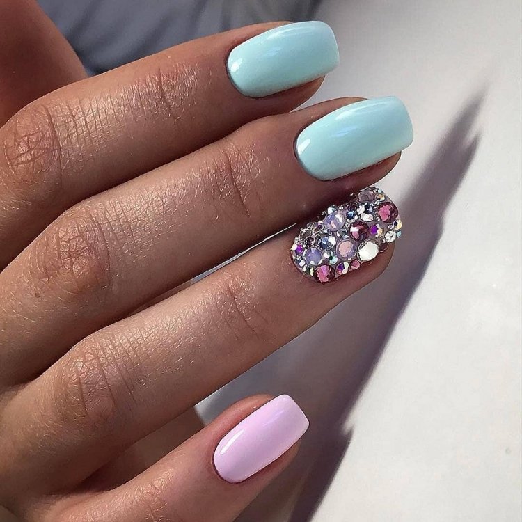 Маникюр шеллак голубой и розовый