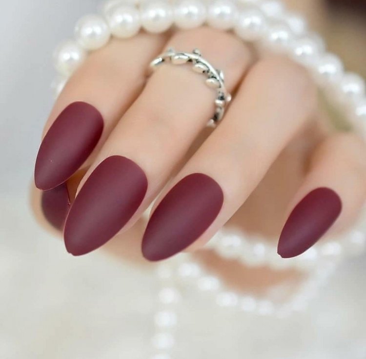 Бордовий матовий манікюр