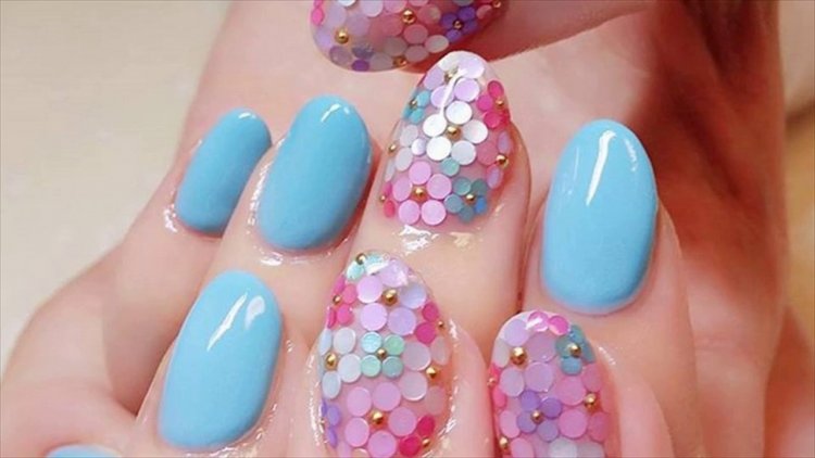 Маникюр голубой с розовыми цветами