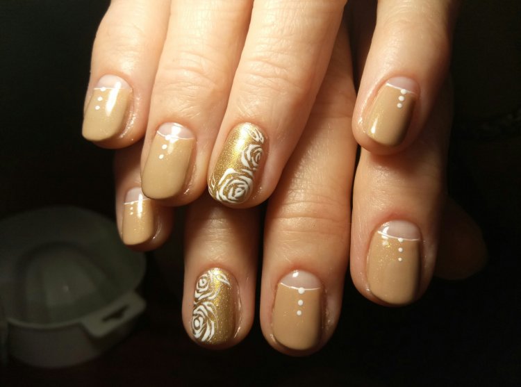 Манікюр бежевий із золотим