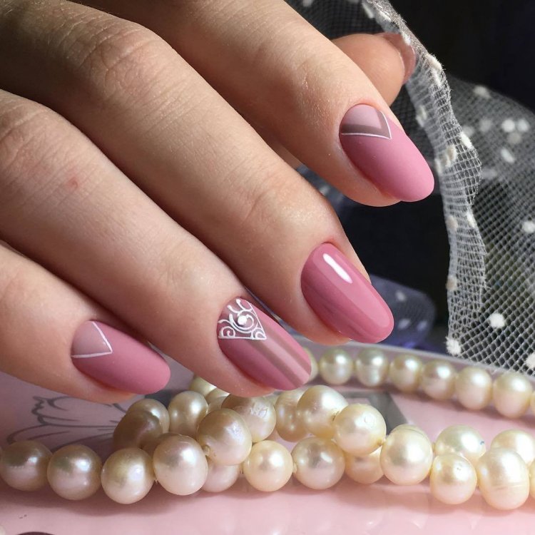 Красивий манікюр на короткі овальні нігті.