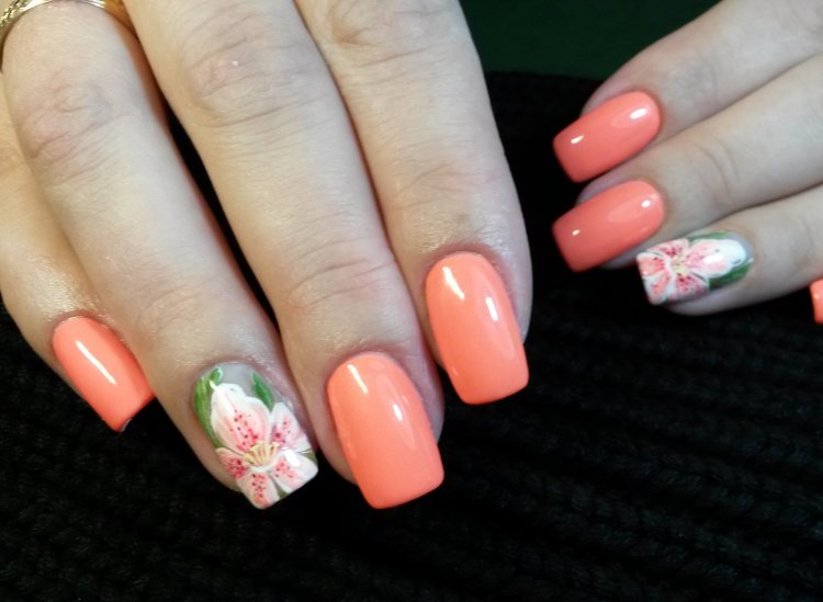 Белые лилии на ногтях