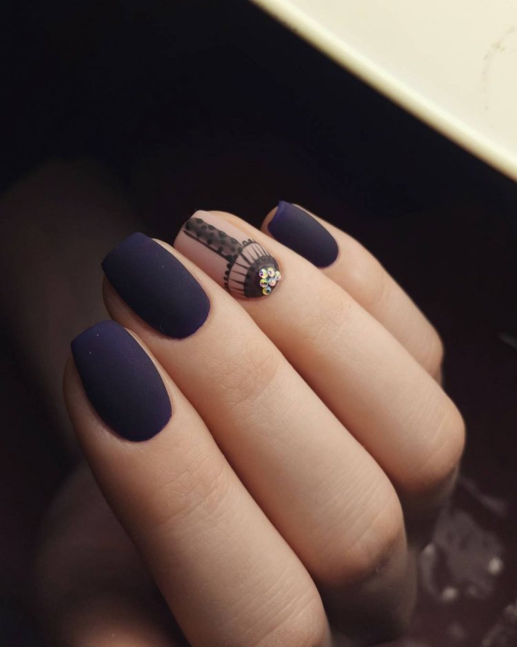 Маникюр лето 2020 в голубом цвете