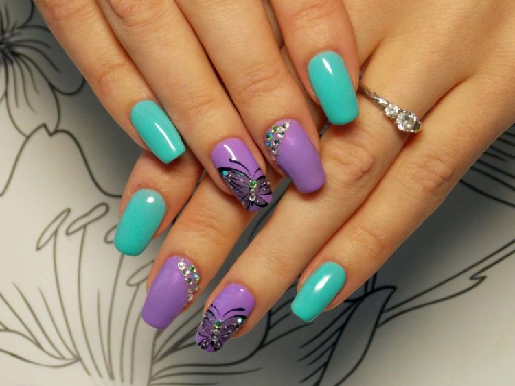 Двоколірний манікюр із дизайном