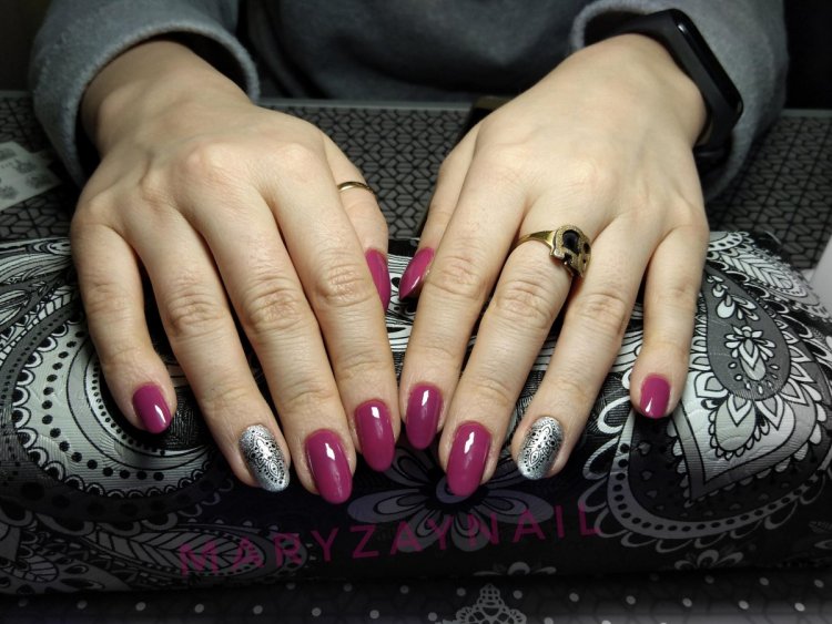 Ногти малиновые с серебром