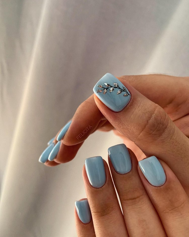 Манікюр блакитний з білим літніх