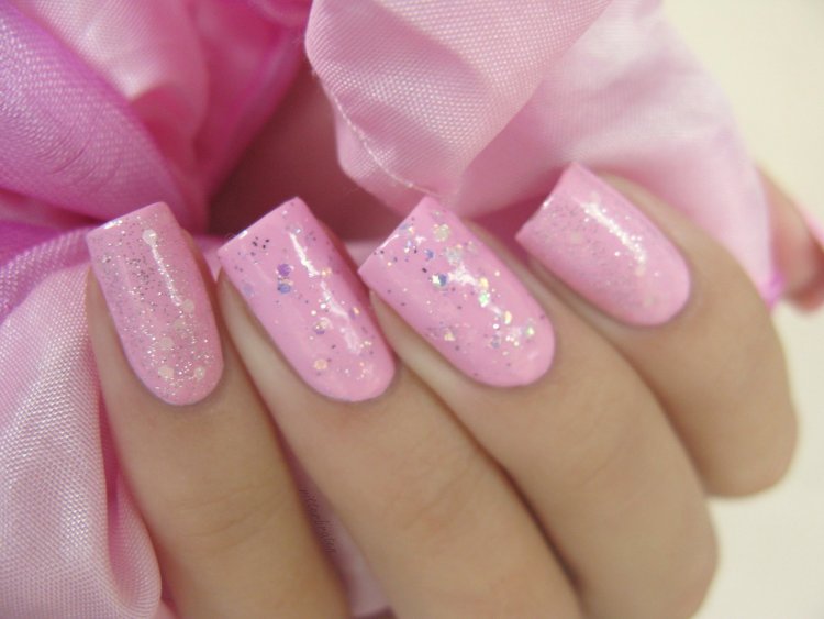 Маникюр розового цвета