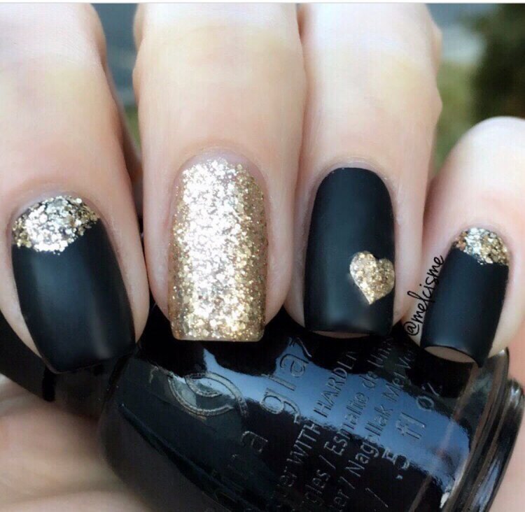 Черно золотой маникюр с блестками
