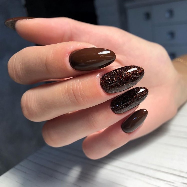 Ногти коричневые с бежевым