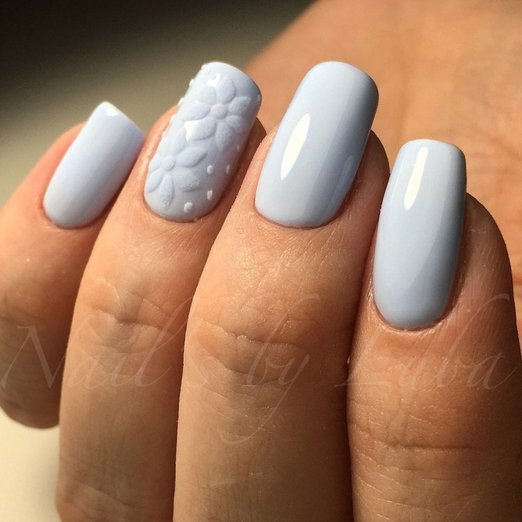 Ногти светлые тона голубые