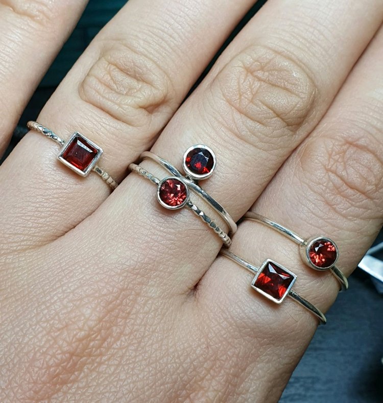 Колечко на руке с красным маникюром