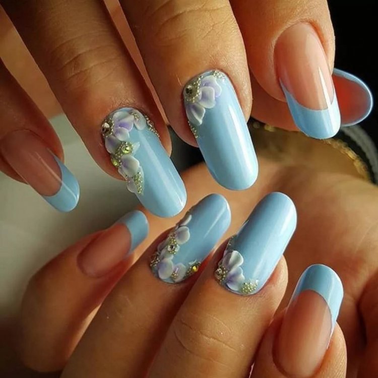 Маникюр в голубых тонах