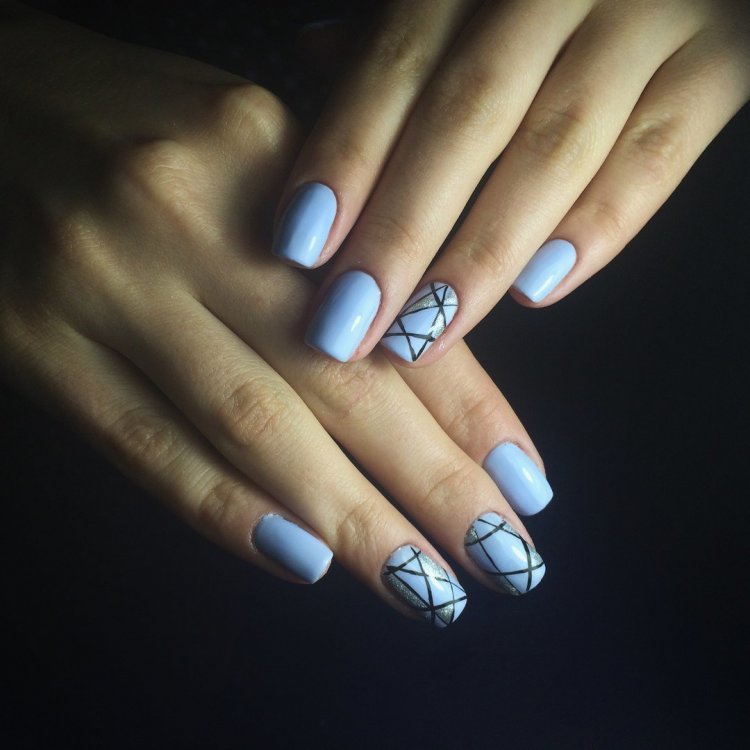 Маникюр с голубым лаком