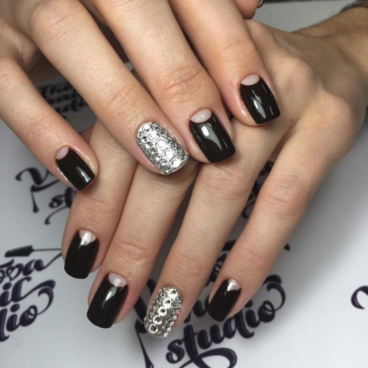 Маникюр чёрный с серебром