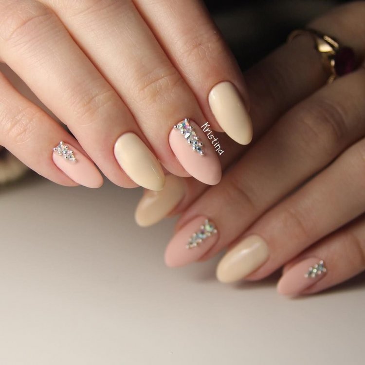 Маникюр в светлых бежевых тонах