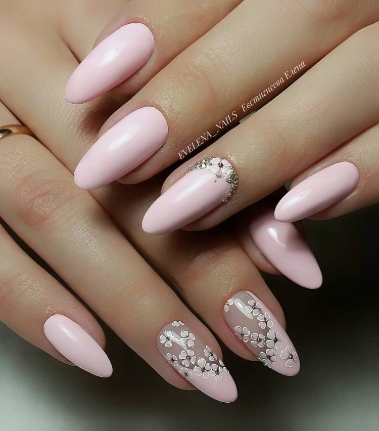 Весняний нюдовий манікюр на мигдаль.