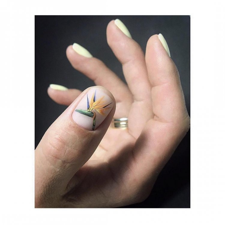 Маникюр с аппликацией кольца