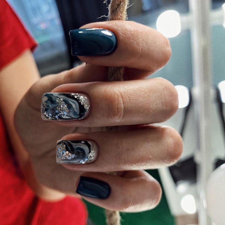 Маникюр под синее платье