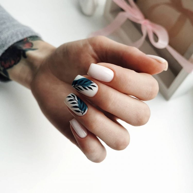 Маникюр квадрат с веточкой