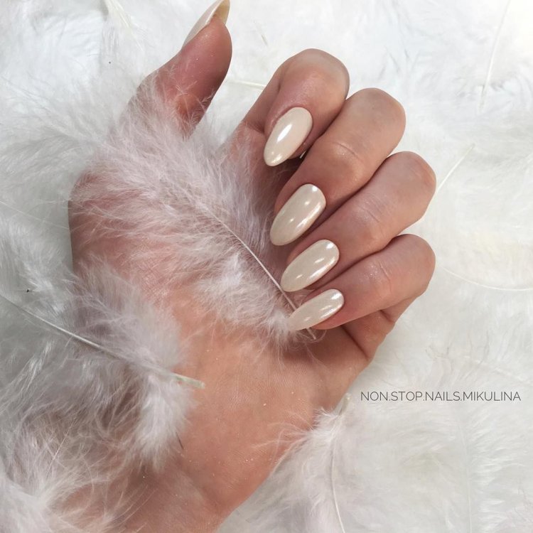 Білий манікюр з пером