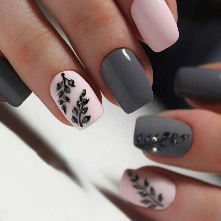 Черные веточки на ногтях