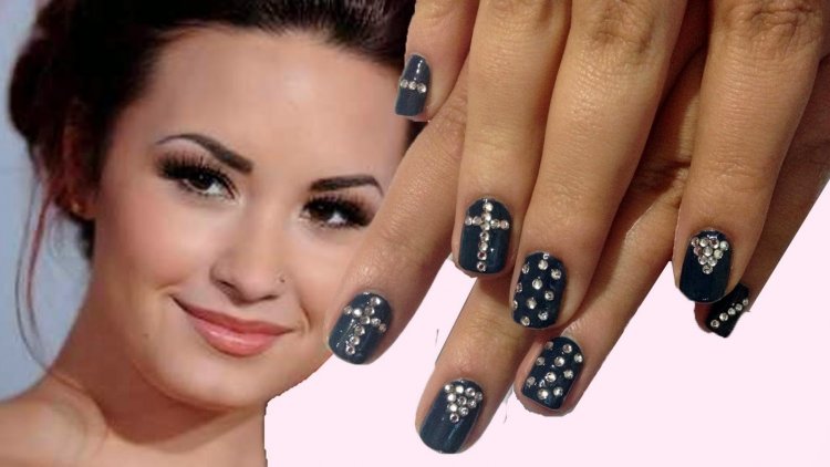 Черные ногти с крестом из страз