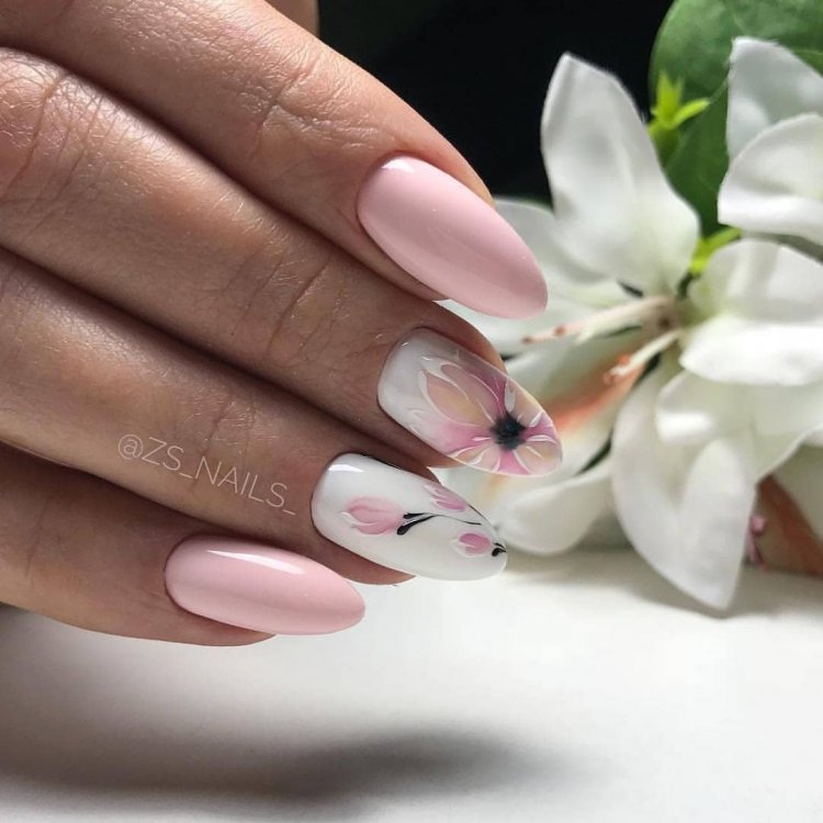 Лилия на ногтях