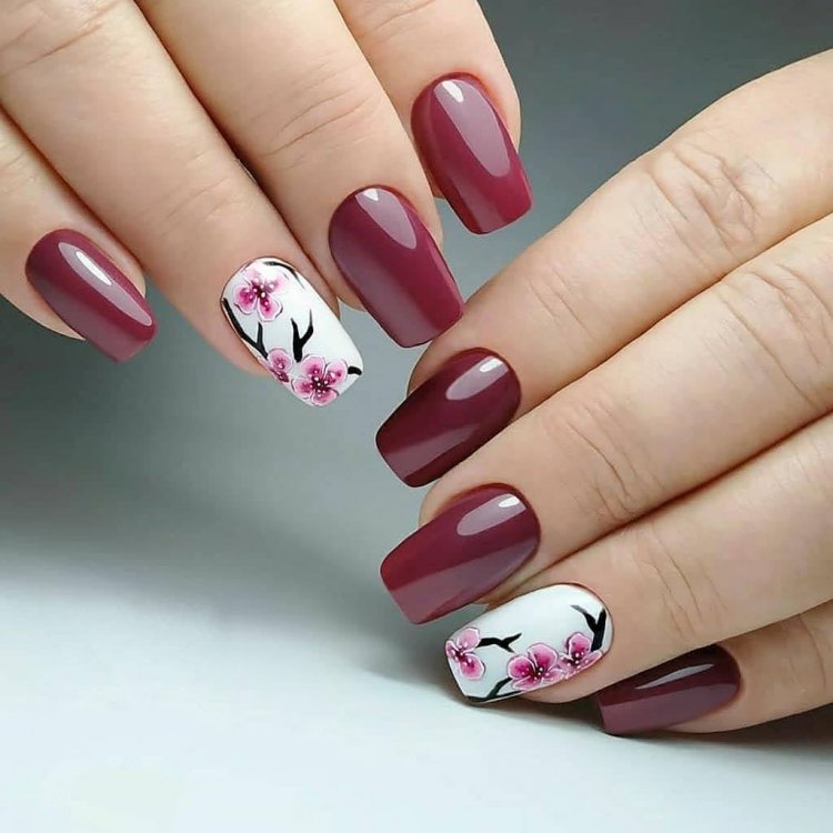 Бордовий манікюр із квіткою