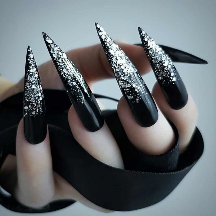 Темные длинные ногти