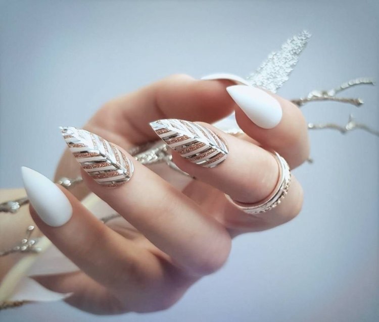 Манікюр з пір'ячком