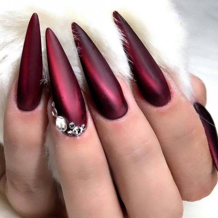 Красный маникюр на длинные острые ногти