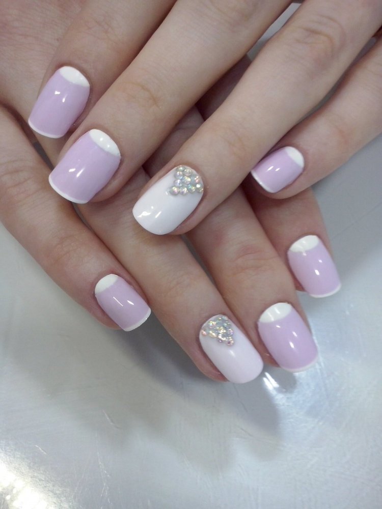 Маникюр в светлых тонах