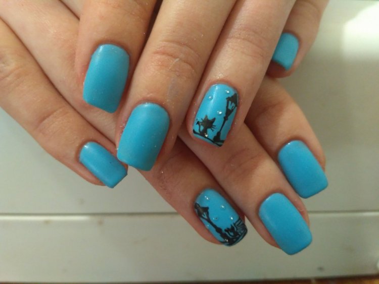 Ярко голубой маникюр