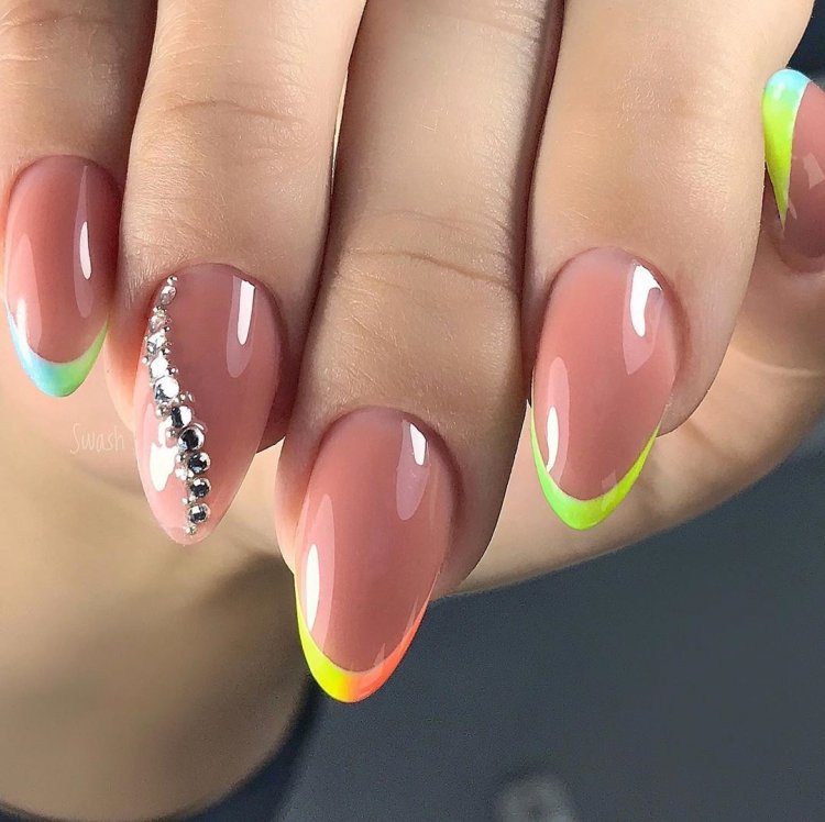 Маникюр френч разноцветный