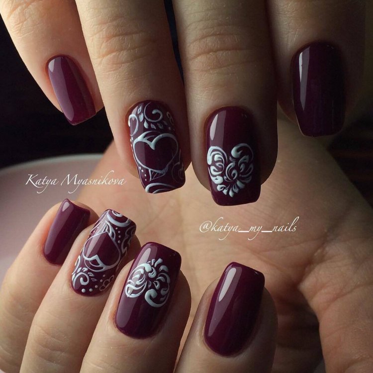Красивий манікюр у бордових тонах.
