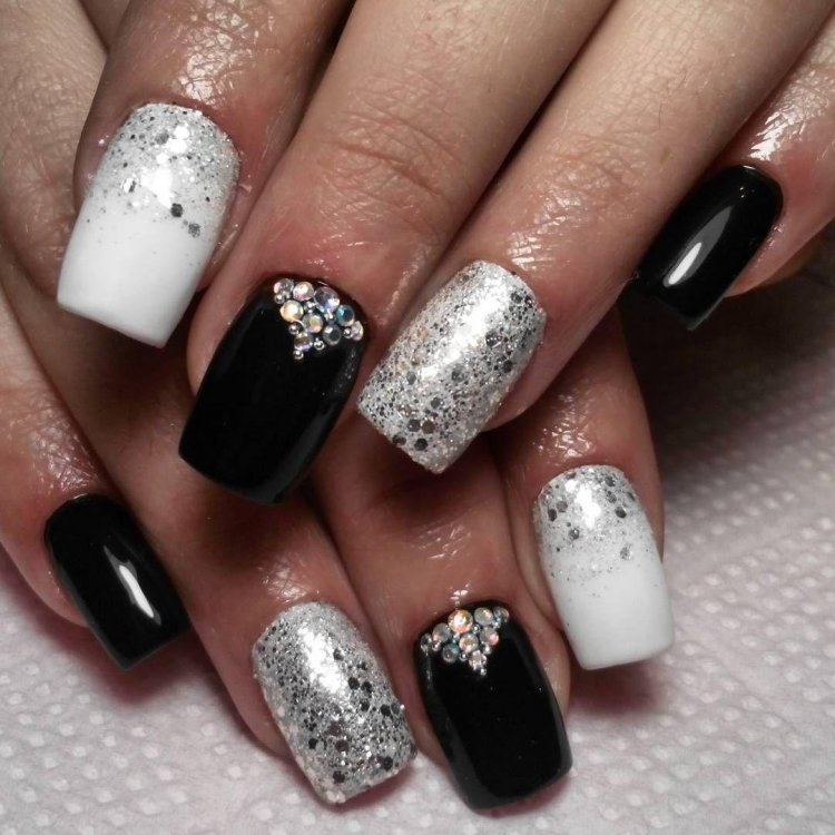 Новогодний маникюр черный с белым