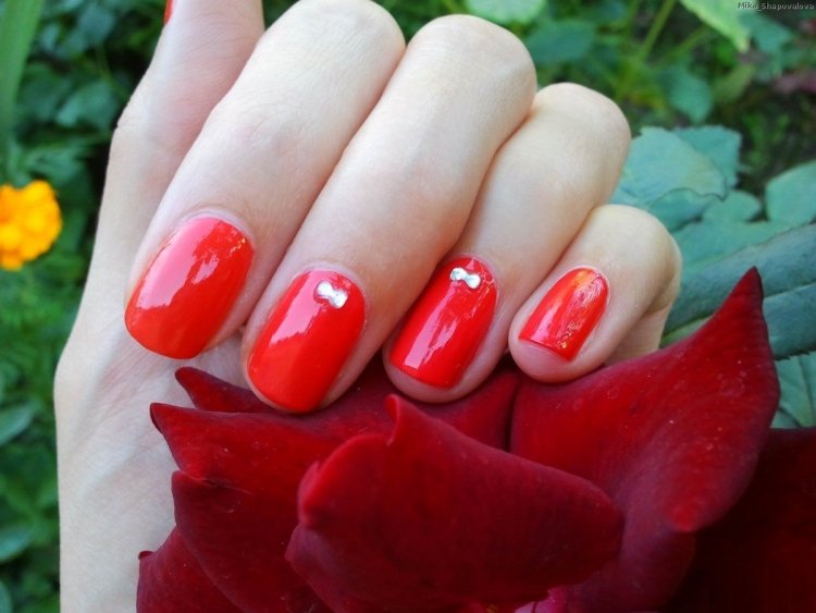 Алый маникюр с цветами
