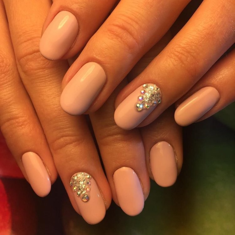 Бежевый маникюр со стразами