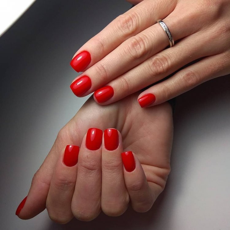 Красный маникюр с дизайном на короткие ногти 2020