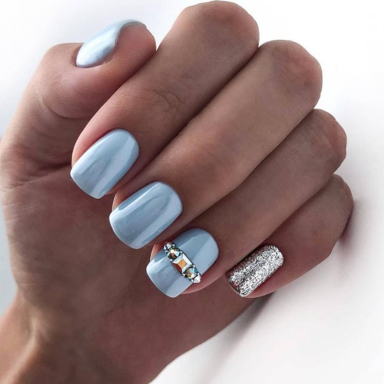 Светло голубой маникюр со стразами
