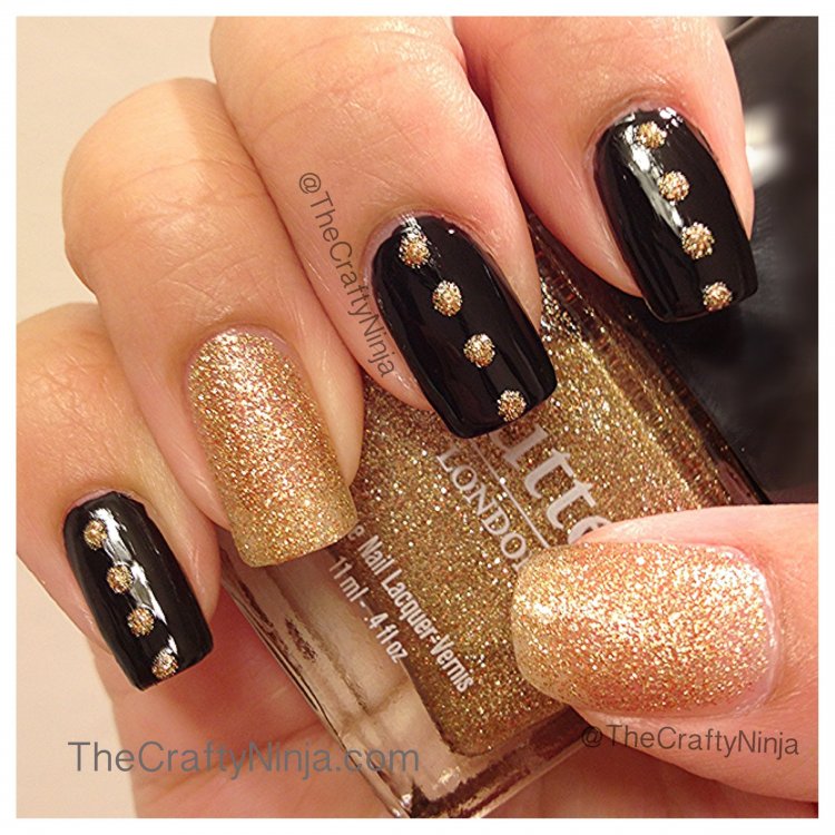 Манікюр чорний із золотим точковий