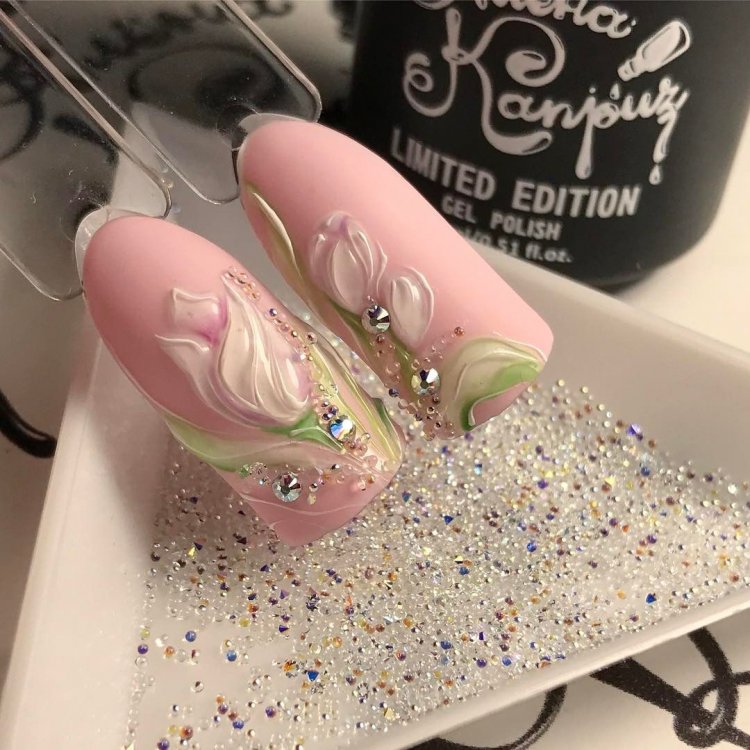 Маникюр с крошкой матовый