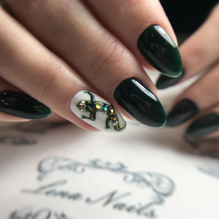 Ящерица на ногтях дизайн