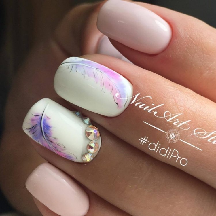 Манікюр з пір'ячками на нігтях