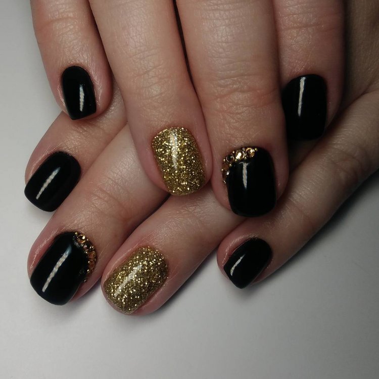 Маникюр чёрный с золотом