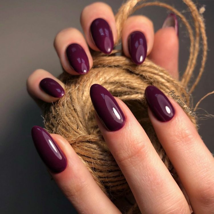 Манікюр 2021 колір марсалу